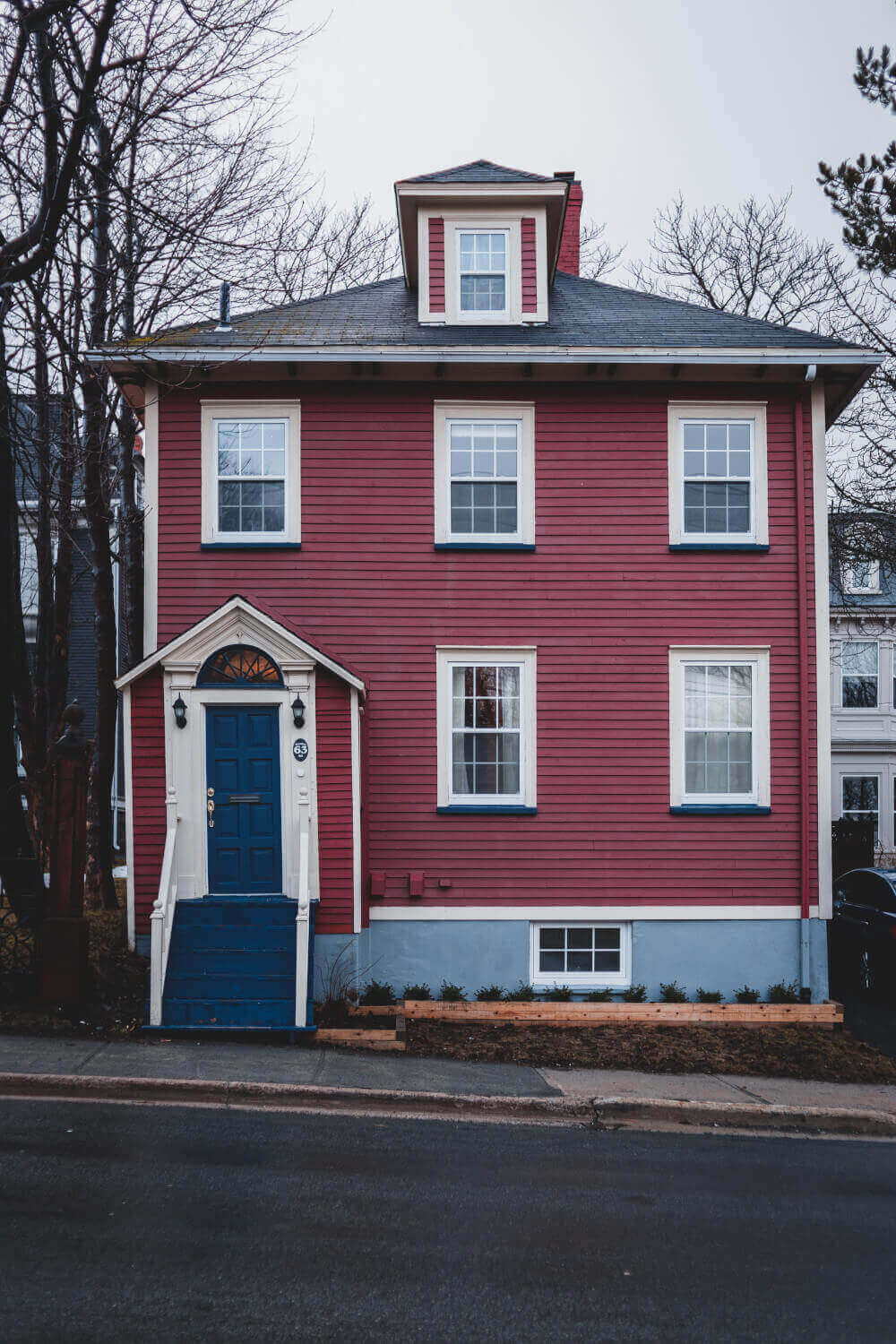 Червена къща синя входна врата